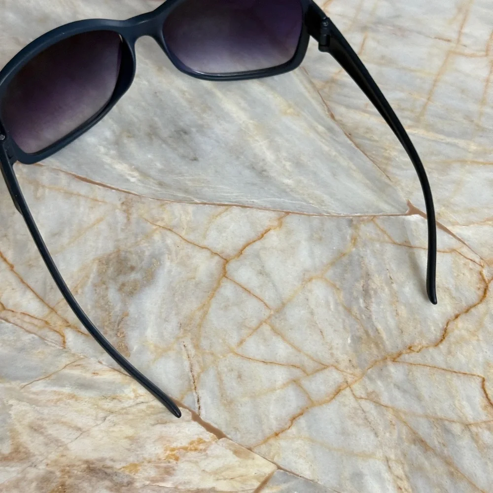 Women's Black Oversized Sunglasses‎ - UV Protection